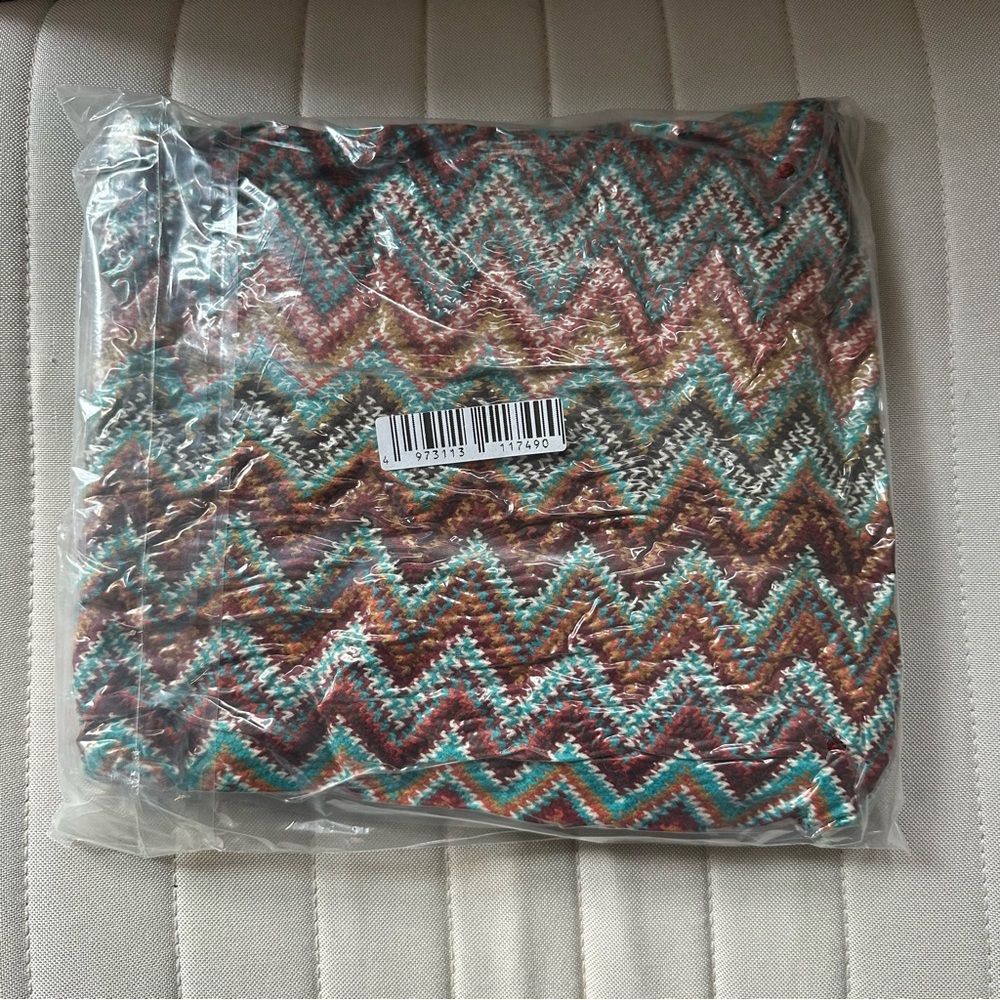LALIFIT‎ Knitted Geometric Fringe Throw Blanket in Red - Picture 4 of 4